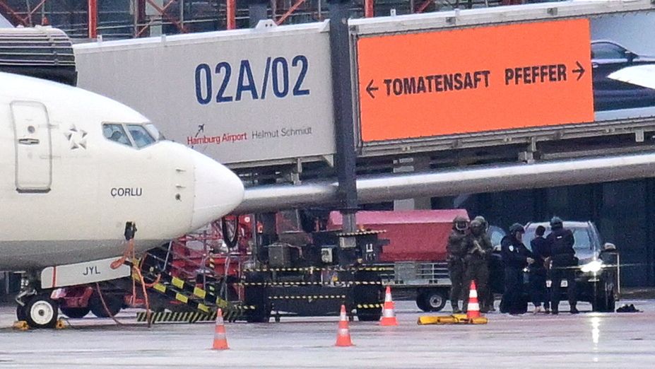 Drama na letišti v Hamburku skončilo, únosce dítěte se vzdal